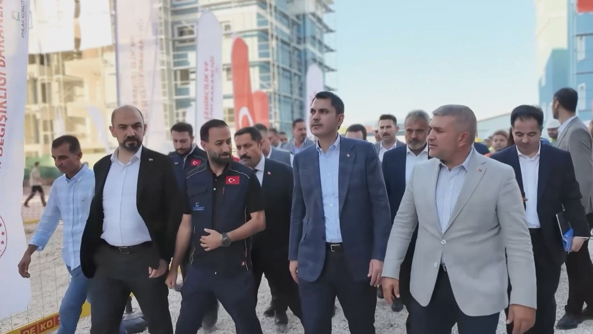 Murat Kurum, 1 Mayıs iletisinde sarsıntı bölgesinde çalışan çalışanlara yer verdi